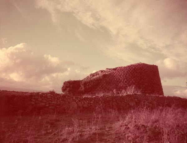 Italia del Sud. Sardegna - nuraghe