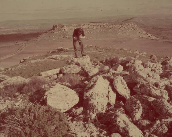 Italia del Sud. Sardegna - Federico Patellani prepara uno scatto fotografico - nuraghe