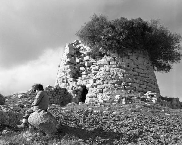 Italia del Sud. Sardegna - nuraghe - bambino