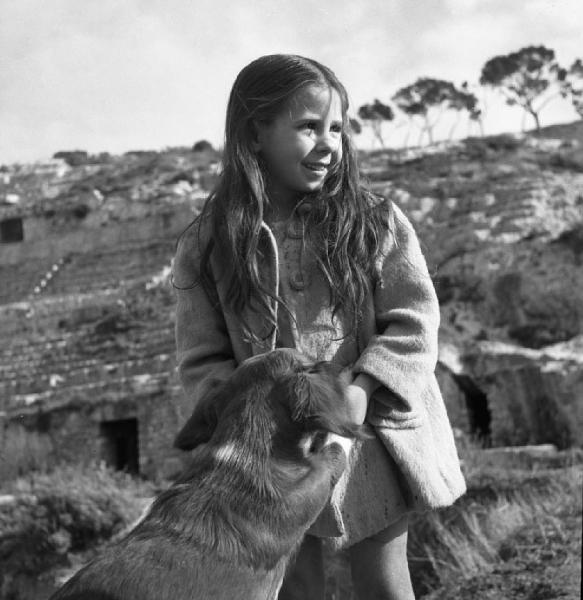 Italia del Sud. Sardegna - Cagliari - anfiteatro romano - ritratto femminile - bambina con cane