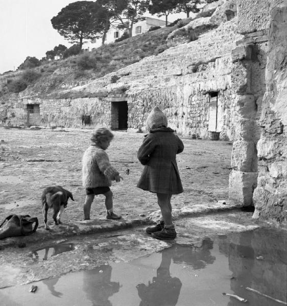 Italia del Sud. Sardegna - Cagliari - anfiteatro romano - abitazione di fortuna - bambini