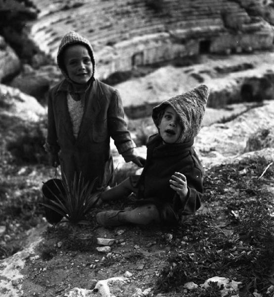 Italia del Sud. Sardegna - Cagliari - anfiteatro romano - ritratto di coppia - bambini