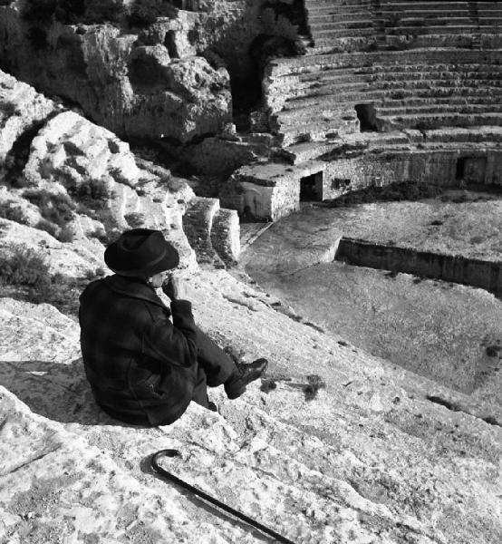 Italia del Sud. Sardegna, Cagliari - Anfiteatro romano - Uomo in abito scuro