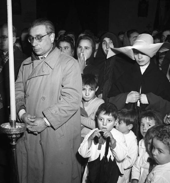 Italia del Sud. Sardegna - Aritzo - funerale - fedeli in preghiera