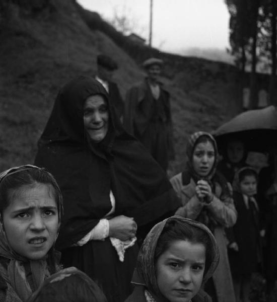 Italia del Sud. Sardegna - Aritzo - funerale - cimitero - donna e bambini piangenti