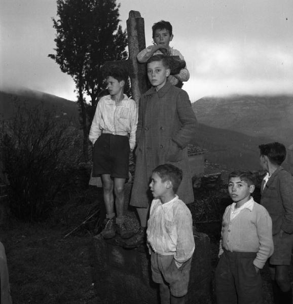 Italia del Sud. Sardegna - Aritzo - funerale - cimitero - ritratto di gruppo - bambini