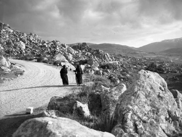 Italia del Sud. Sardegna - strada sterrata - due donne