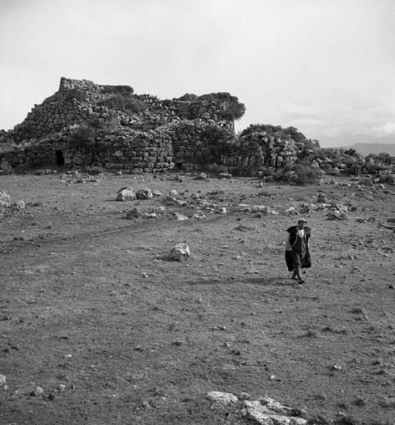 Italia del Sud. Sardegna - nuraghe Arrubiu - pastore