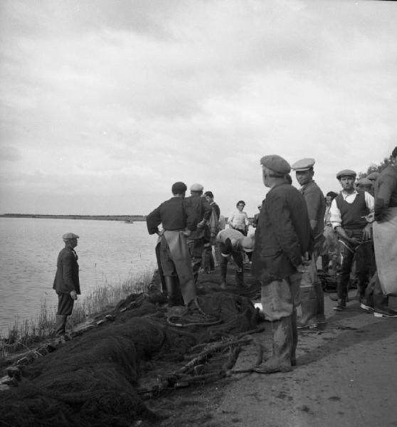 Italia del Sud. Sardegna - gruppo di uomini presso la riva di un lago