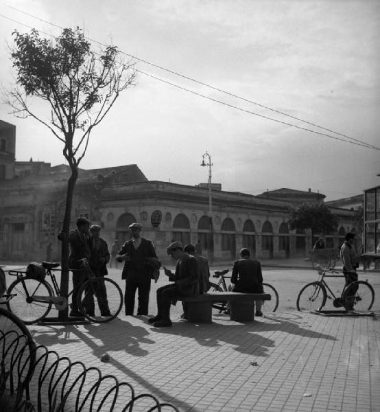 Italia del Sud. Sardegna - uomini in piazza