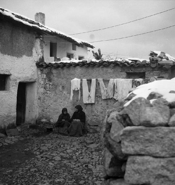 Italia del Sud. Sardegna - Fonni - due donne in cortile - biancheria stesa