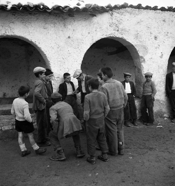 Italia del Sud. Sardegna - Fonni - bambini che giocano