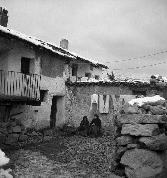 Italia del Sud. Sardegna - Fonni - due donne in cortile - biancheria stesa