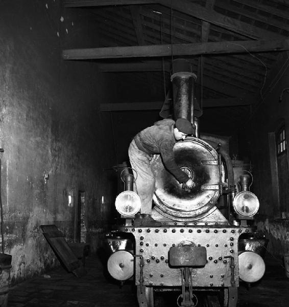 Italia del Sud. Sardegna - Nuoro - manutenzione di una locomotiva