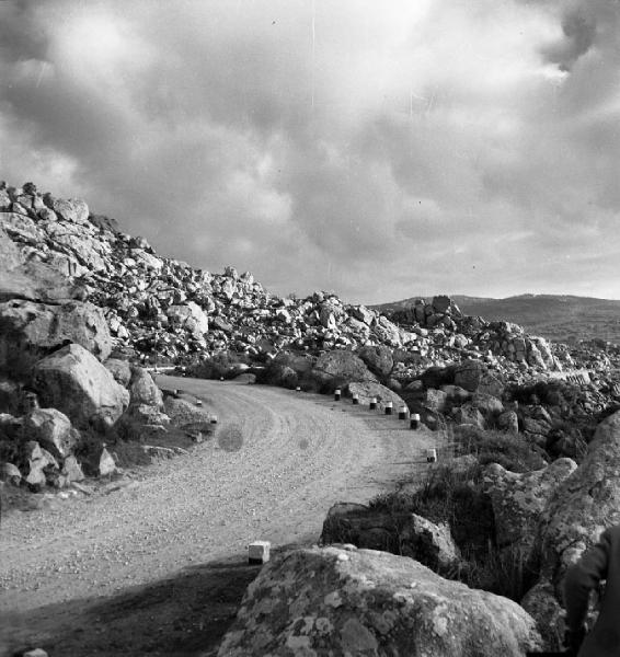 Italia del Sud. Sardegna - strada sterrata