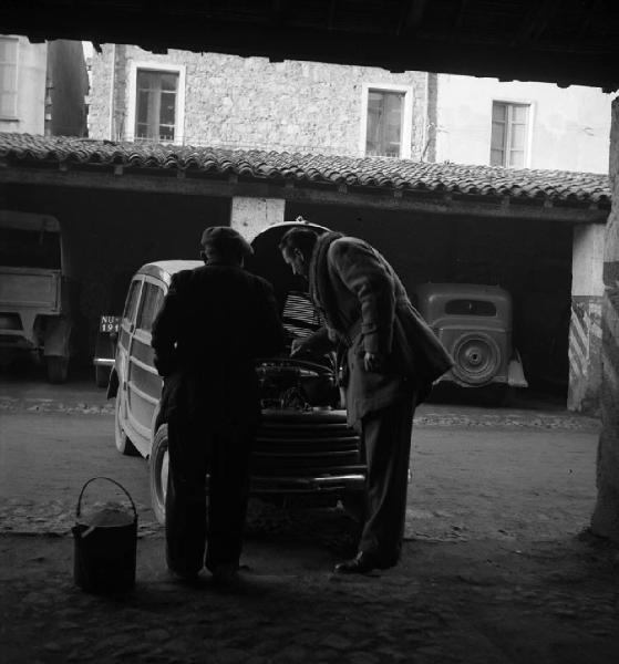 Italia del Sud. Sardegna - Nuoro - Federico Patellani con la macchina in panne - meccanico