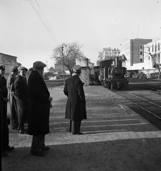 Italia del Sud. Sardegna - Nuoro - stazione ferroviaria - viaggiatori