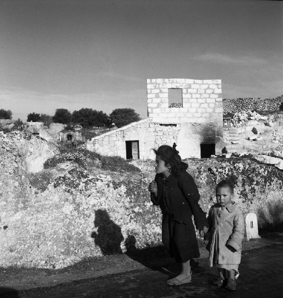 Italia del Sud. Sardegna - donna e bambino