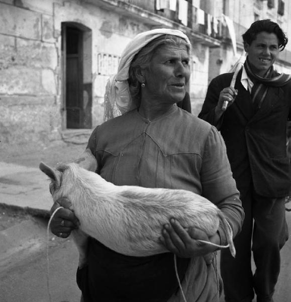 Italia del Sud. Calabria - ritratto femminile - donna con maialino in braccio