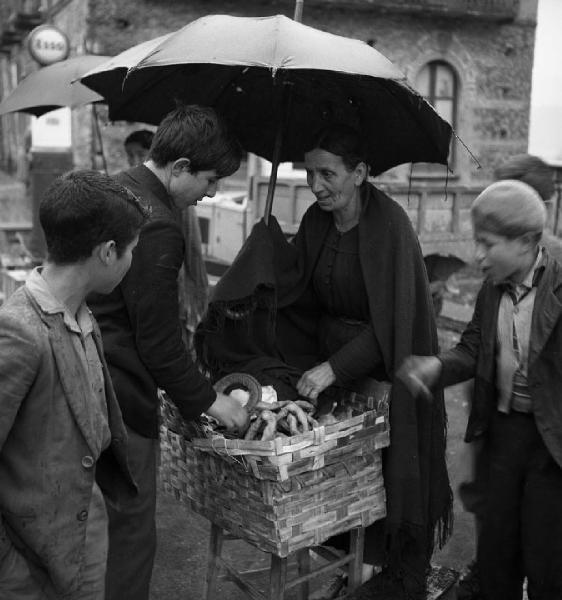 Italia del Sud. Calabria - mercato - venditore ambulante sotto la pioggia