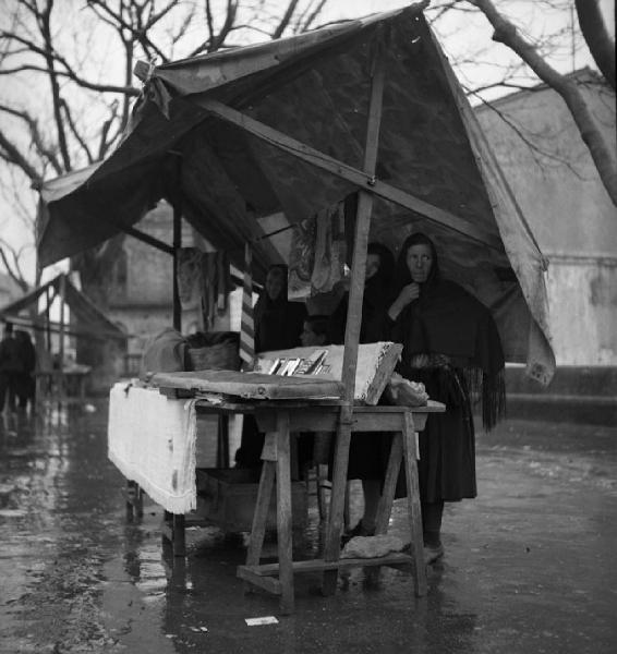 Italia del Sud. Calabria - mercato - bancarella - venditore ambulante sotto la pioggia