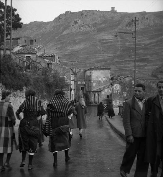 Italia del Sud. Calabria - strada - persone