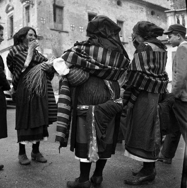 Italia del Sud. Calabria - donne in abiti tradizionali