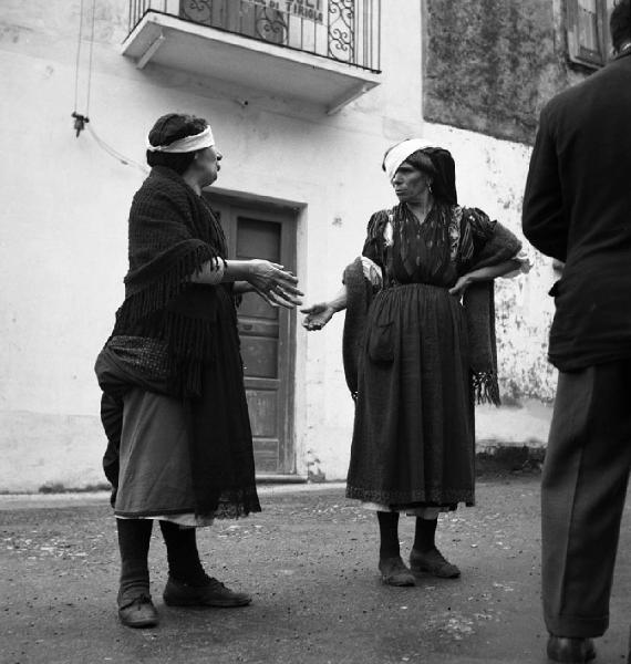 Italia del Sud. Calabria - donne in abiti tradizionali