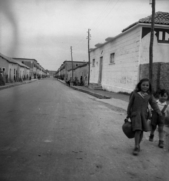 Italia del Sud. Calabria - centro abitato semi deserto - strada - bambini