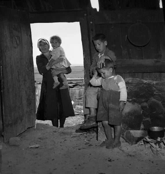 Italia del Sud. Calabria - interno di una baracca - ritratto di gruppo - madre e figli