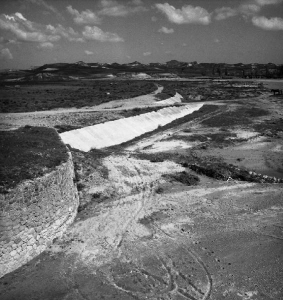 Italia del Sud. Calabria - strada in costruzione - sbancamento