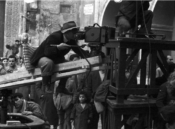 Matera. L'operatore Tonti Aldo dietro la macchina da presa sul set del film "La lupa"di Alberto Lattuada