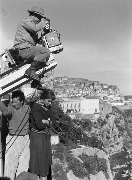 Matera. L'operatore Tonti Aldo dietro la macchina da presa e l'attrice May Britt sul set del film "La lupa" di Alberto Lattuada