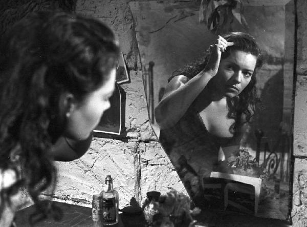 Matera. L'attrice Kerima davanti allo specchio sul set del film "La lupa" di Alberto Lattuada