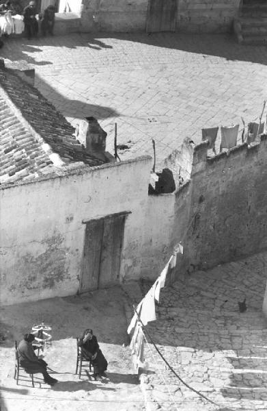 Matera. Sopralluoghi per il film "La Lupa". Signore anziane sedute in strada