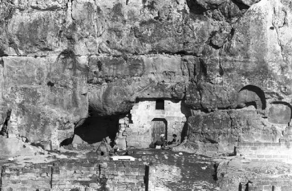 Matera. Sopralluoghi per il film "La Lupa". Abitazione tra le rocce. Due donne davanti alla porta