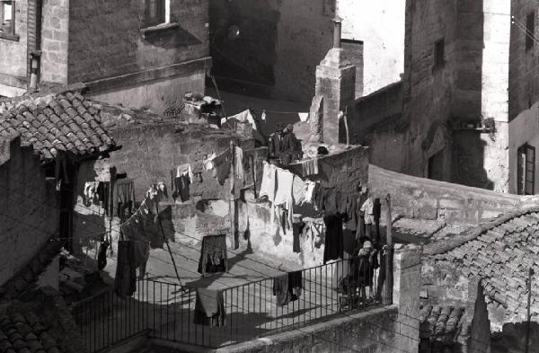 Matera. Sopralluoghi per il film "La Lupa". Veduta dei tetti. Panni stesi