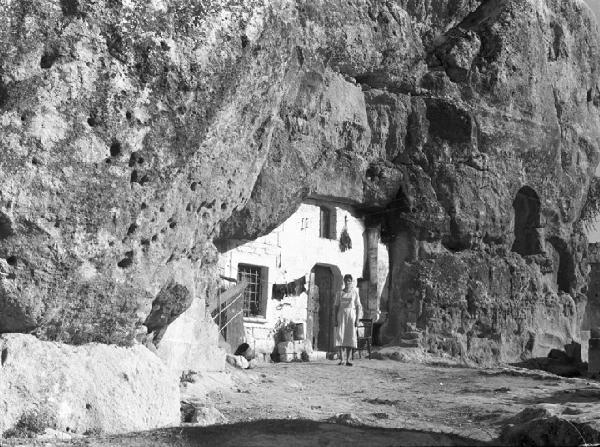 Matera. Set del film "La lupa" di Alberto Lattuada - attrice May Britt - Grotte abitazioni