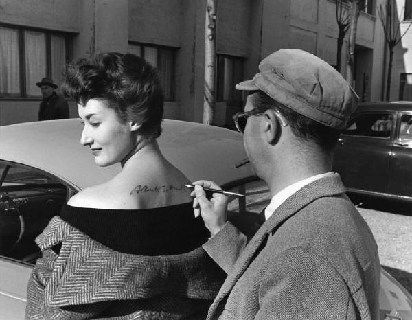 Ritratto di coppia - Alberto Lattuada, regista, con Bianca Maria Fabbri, attrice - Firma autografo: schiena