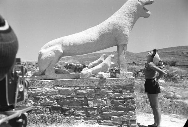 Grecia. Atene. Inge Feltrinelli osserva delle statue durante le riprese di "Viaggio nei paesi di Ulisse"