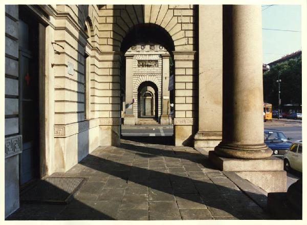 Milano - Porta Venezia - Colonnato della porta. Entrata di una sede delle Croce Rossa. Colonne. Strada. Tram. Auto parcheggiate