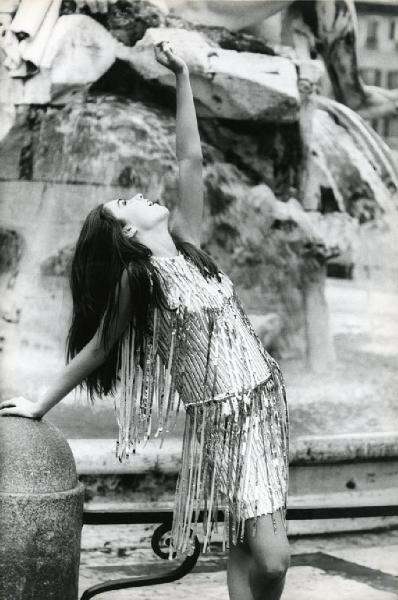 Ritratto femminile - Romina Power in abito con frange e lamè - Fontana