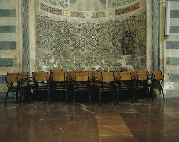 Orvieto dentro l'immagine. Duomo di Orvieto (?) - Cappella Fumi - Sedie accatastate - Autoparlante