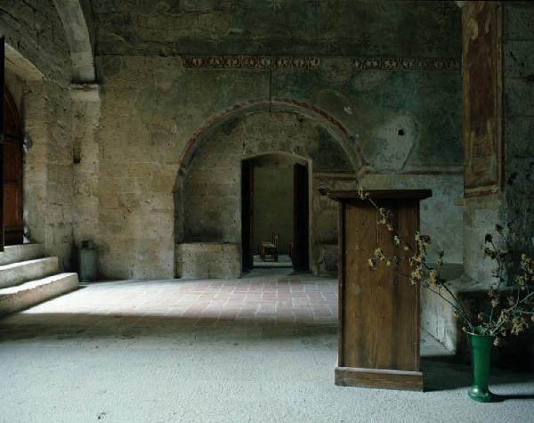 Orvieto dentro l'immagine. Duomo di Orvieto (?), interno - Sacrestia (?) - Sullo sfondo una stanza con sedie in fila - Muri in pietra - Decorazioni - Arco
