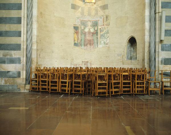 Orvieto dentro l'immagine. Duomo di Orvieto (?) - Cappella, interno - Sedie accatastate - Affresco sulla parete - Autoparlante