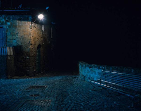 Orvieto dentro l'immagine. Orvieto - Notte - Strada - Panchina - Abitazioni - Luce