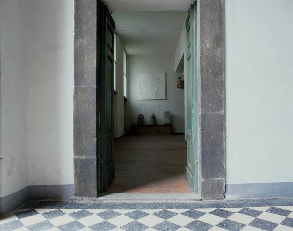 Orvieto dentro l'immagine. Orvieto - Museo, entrata - All'interno sono visibili delle sculture e un quadro