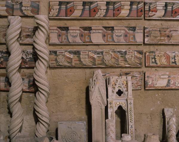 Orvieto dentro l'immagine. Orvieto - Museo del Duomo (?) - Diverse sculture e affreschi - Colonne ritorte - Miniature di una parte della facciata - Miniatura delle colonne ritorte