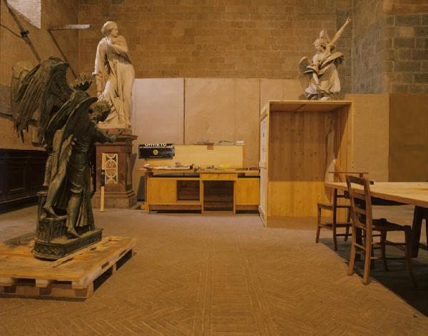 Orvieto dentro l'immagine. Orvieto - Museo del Duomo (?) - Tre sculture - Scatole in legno per imballaggio e trasporto di opere - Poster della mostra "Orvieto un immagine a fuoco con i tempi"