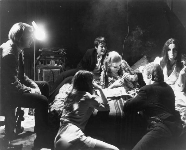 Ritratto. Foto di scena del film Blow-Up. Gruppo di giovani seduti su un letto